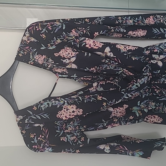 Navy blue Floral Romper from M boutique size M - Picture 3 of 4